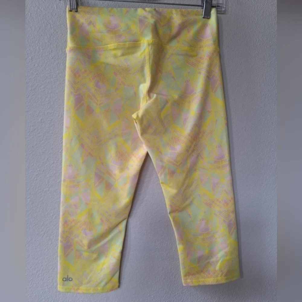 ALO Yoga Airbrush Capri, Zest Indio Womens size XS